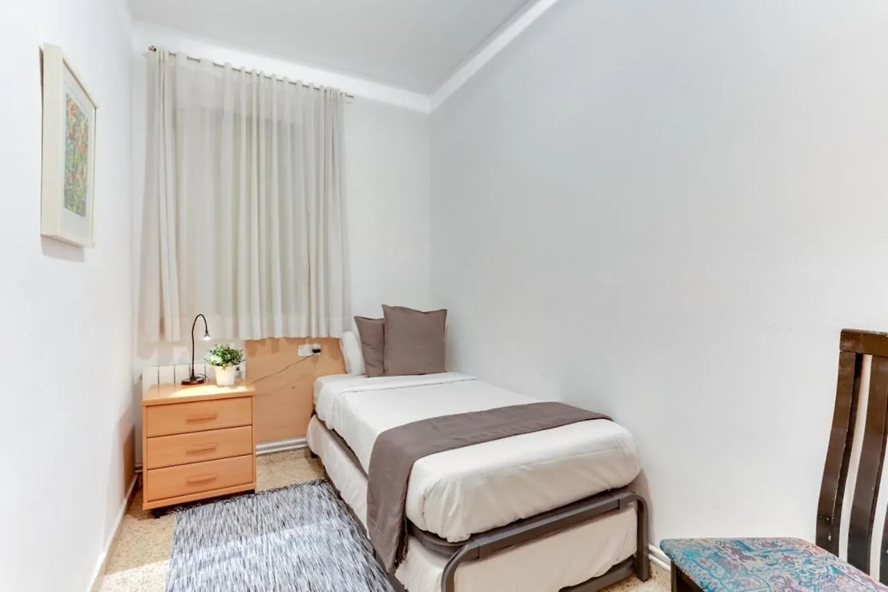 Bright And Spacious 3 Bedroom Close To The Beach Barcelona Apartment