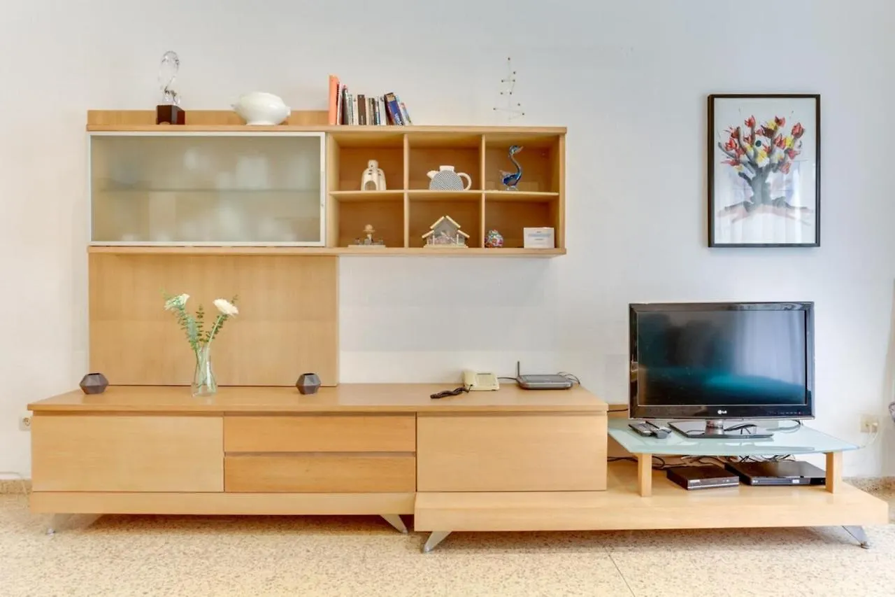 Bright And Spacious 3 Bedroom Close To The Beach Barcelona Apartment